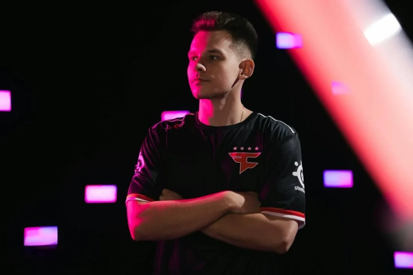 Counter-Strike 2: NAVI хотела купить frozen, но команда FaZe отказалась